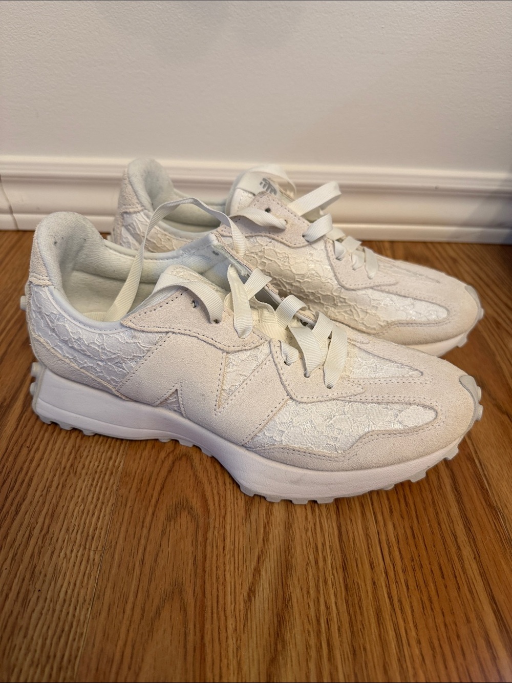 New Balance 327 Women’s White lace dressy sneaker